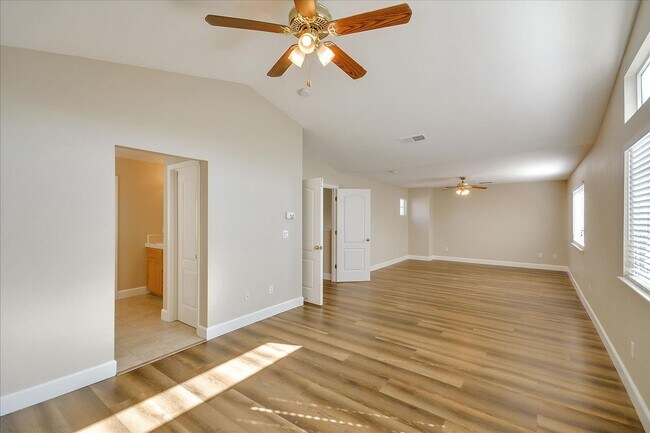 Building Photo - OPEN & SPACIOUS, 4 BEDROOM, 3 BATH 2 STORY...