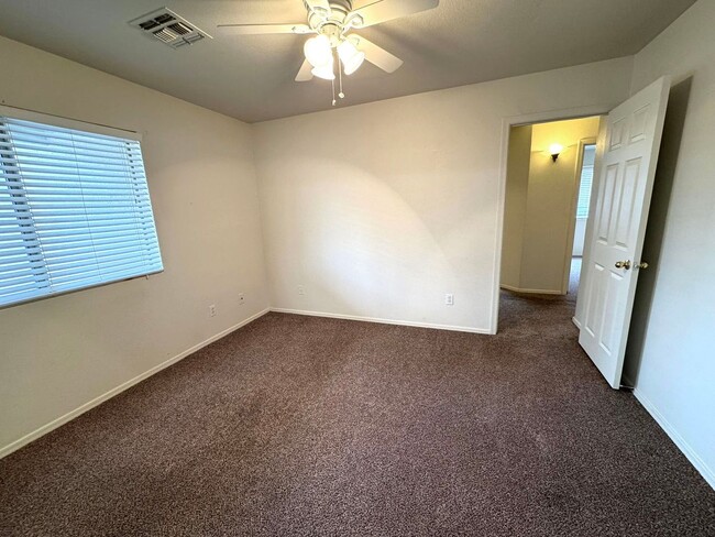 Building Photo - 3 bedroom plus den, 2 bath, on the golf co...