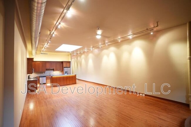 Building Photo - 208 E 4th St