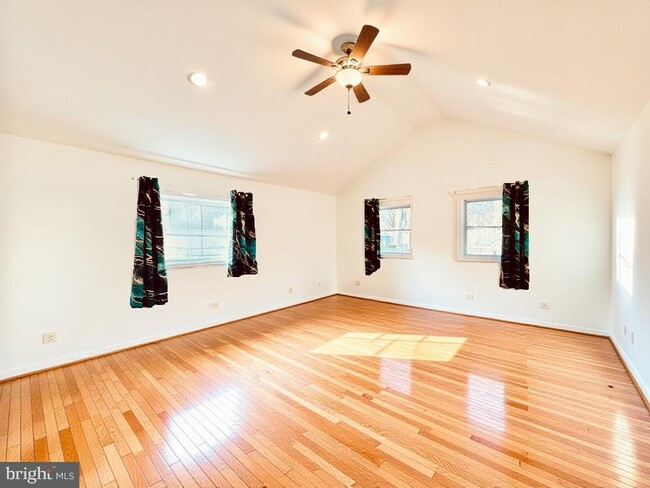 Building Photo - 4416 Hallet St