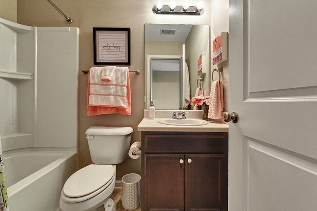 Building Photo - 3 Bedroom Townhouse