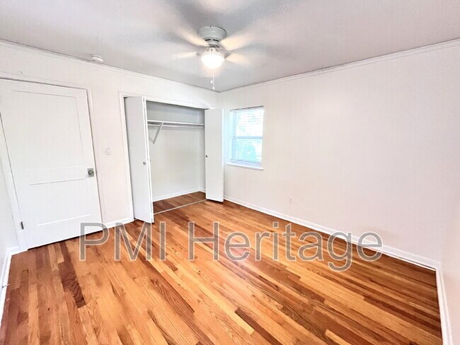 Building Photo - 1139 N Sunset Dr