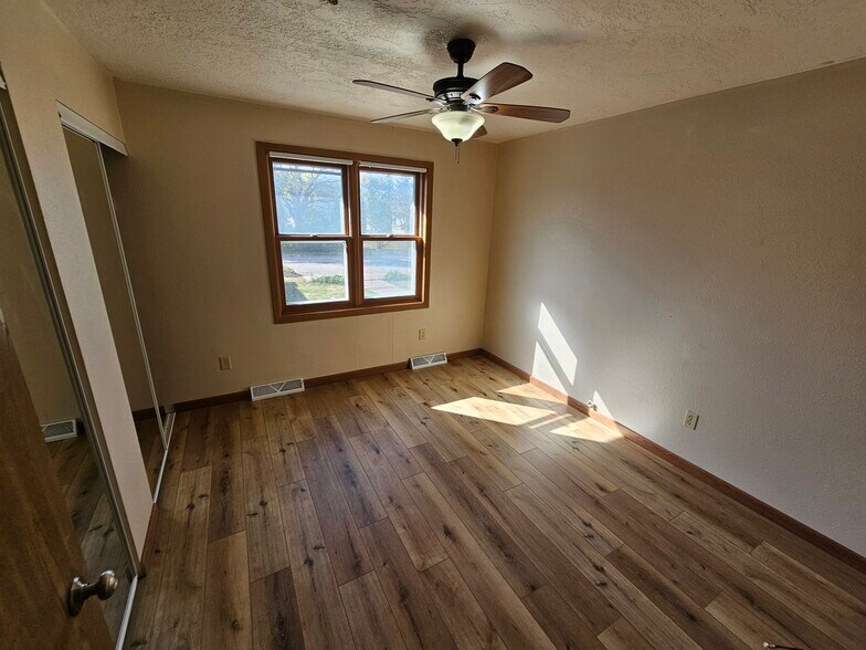 Building Photo - 531 Lakeshore Ct