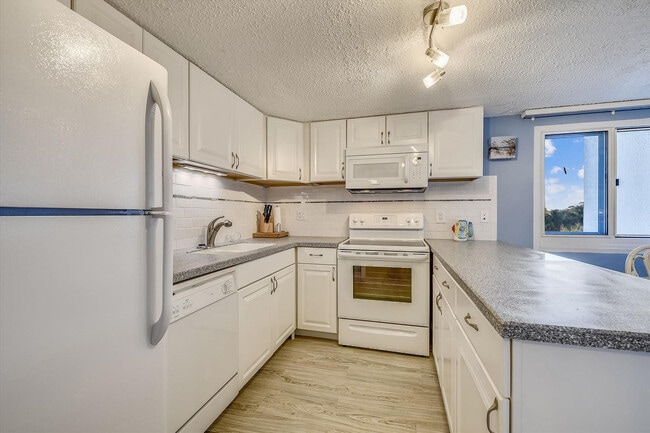 Building Photo - 23223 Front Beach Rd