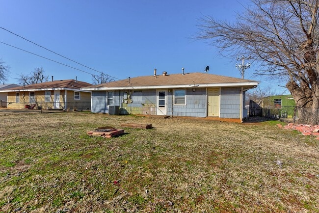 Building Photo - 2144 Pearson Dr