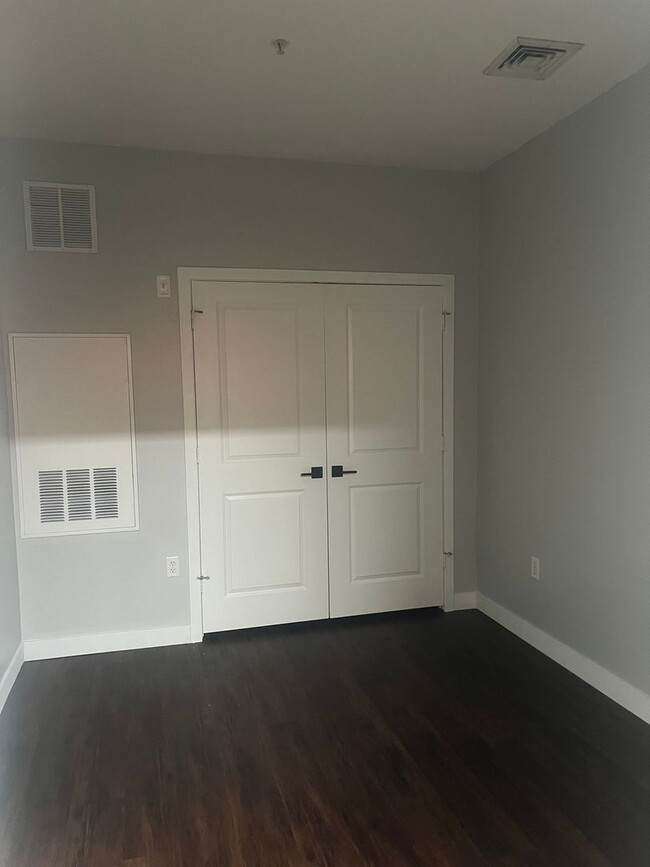 Building Photo - 1 BD/1BA + Den Condo in Silver Spring