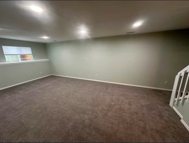Building Photo - Spacious 5-Bedroom Home in D20! Walking Di...