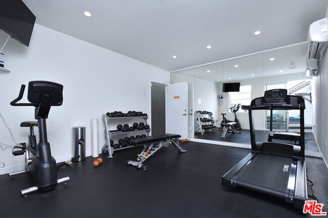 Building Photo - 939 S Broadway