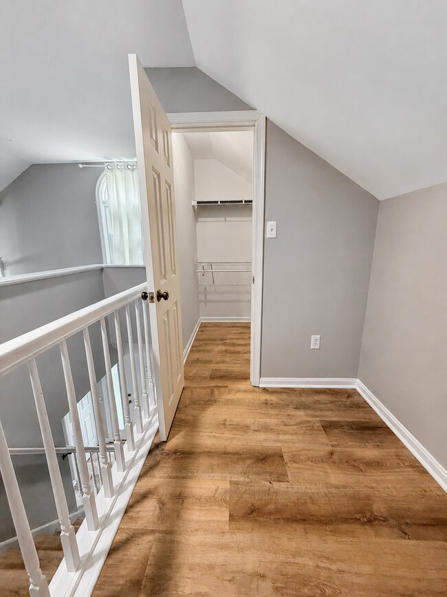 Building Photo - 252 Crescent Dr