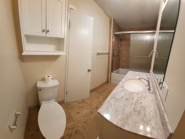 Building Photo - 5 bed 3.5 bath home close to campus!