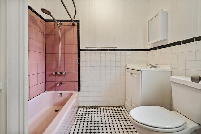 Building Photo - 6703 N Elizabeth St