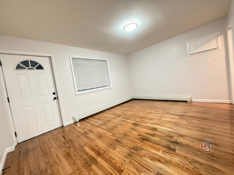 Building Photo - 1642 Williamsbridge Rd