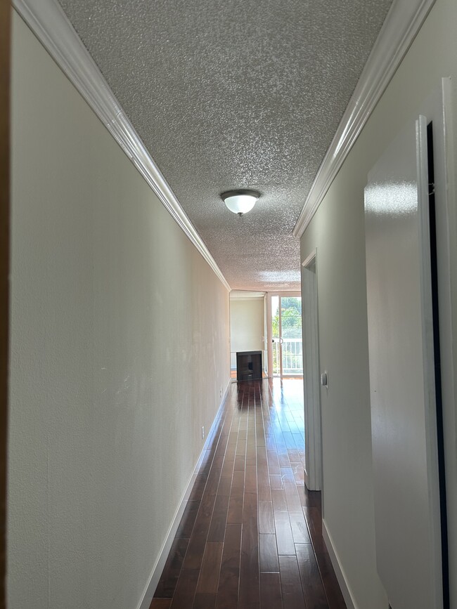 foyer - 10811 Ashton Ave