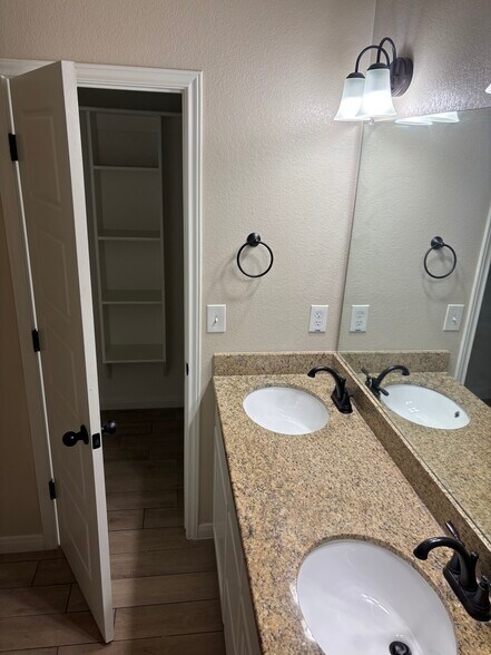 Building Photo - 6100 Aquilla Dr