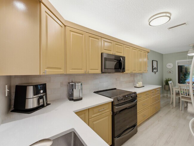 Building Photo - 5800 Princess Palm Ct