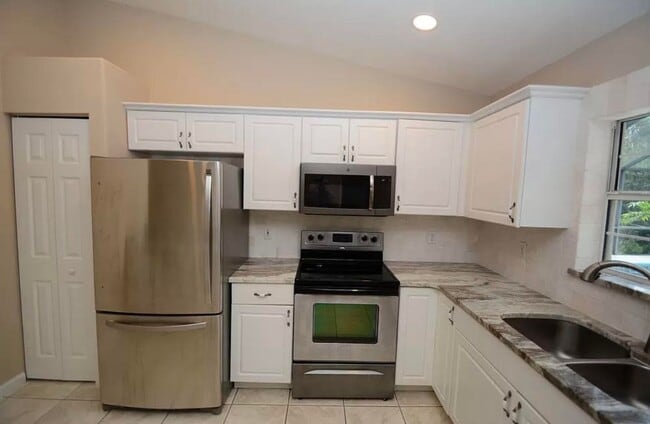 Building Photo - Pool Home on canal for rent !