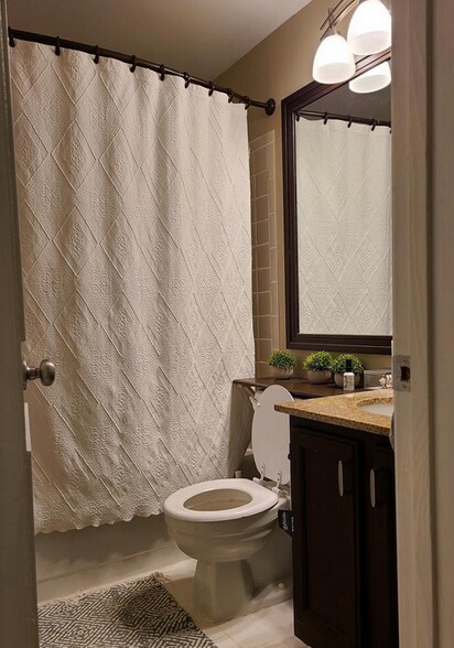 Full bath upstairs - 20519 Sterncroft Ct