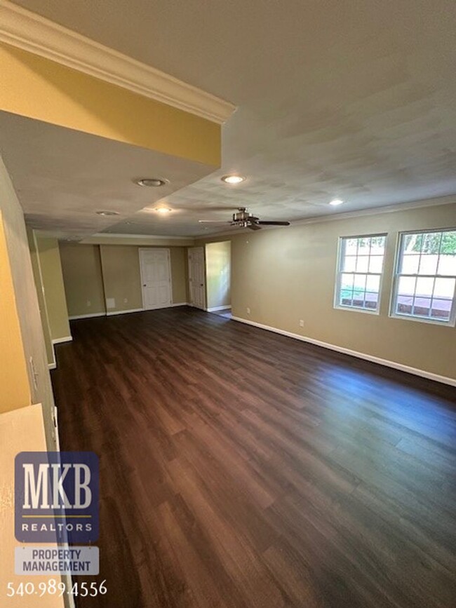 Building Photo - Luxurious 4 Bd/3.5Ba home located in The G...