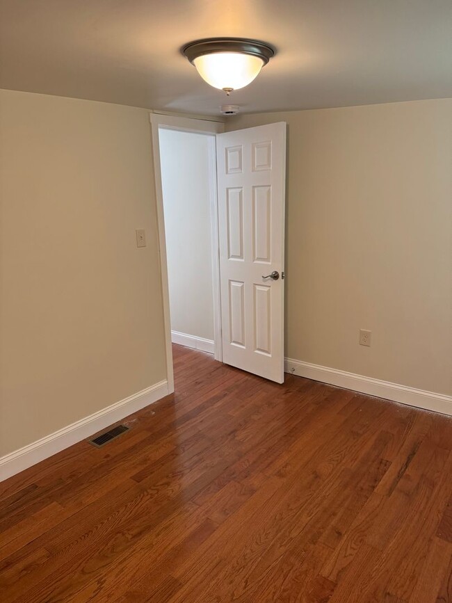 Building Photo - 4 bedroom, 1.5 bath, half double house