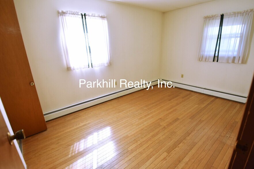 Building Photo - 122 E Plainfield Ave