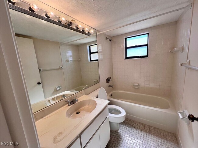 Building Photo - 4015 SE 20th Pl