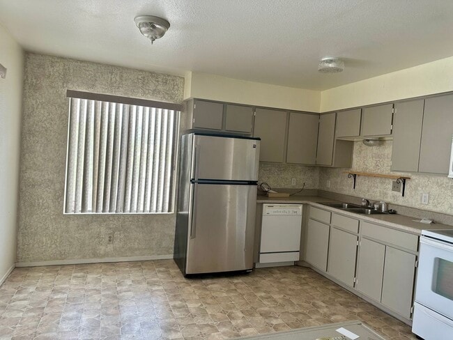 Building Photo - Upper Unit