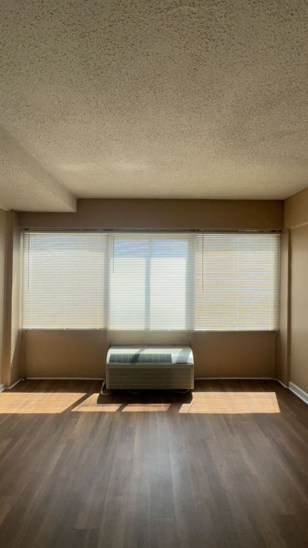 Building Photo - STUDIO UNIT #621 Available NOW!!