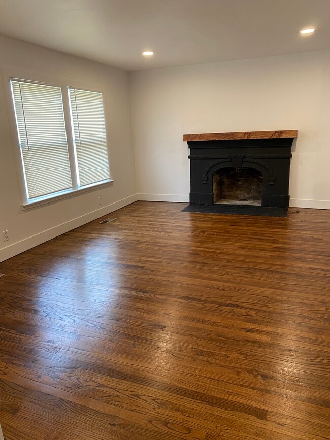 Building Photo - 1627 S Indianapolis Ave