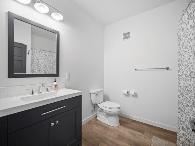 Building Photo - 4 bedroom Modern Home at Eagle Ridge Estates