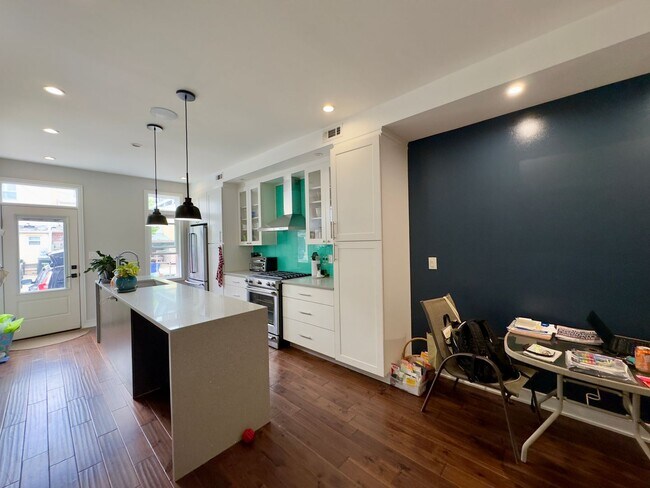Building Photo - Charming 4Bed/3Bath in Riverside Neighborhood