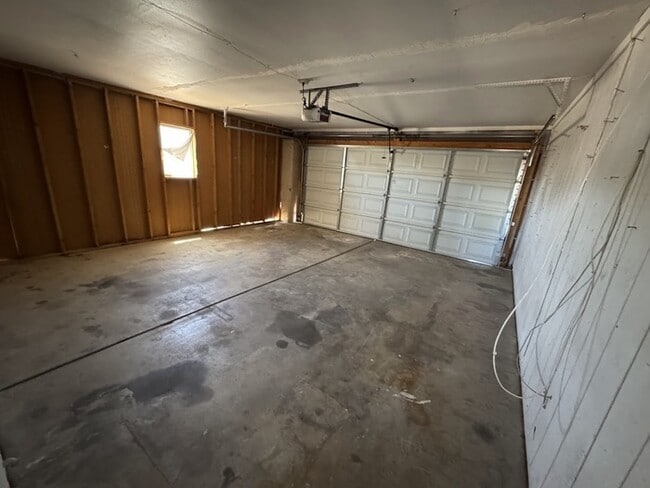 Building Photo - Peoria 3br House with Garage