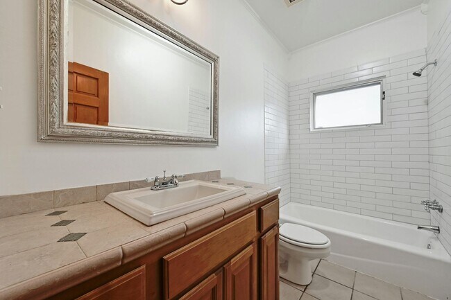 Building Photo - 2829 San Gabriel St