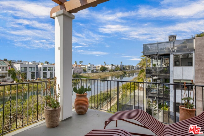 Building Photo - 5201 Vía Donte