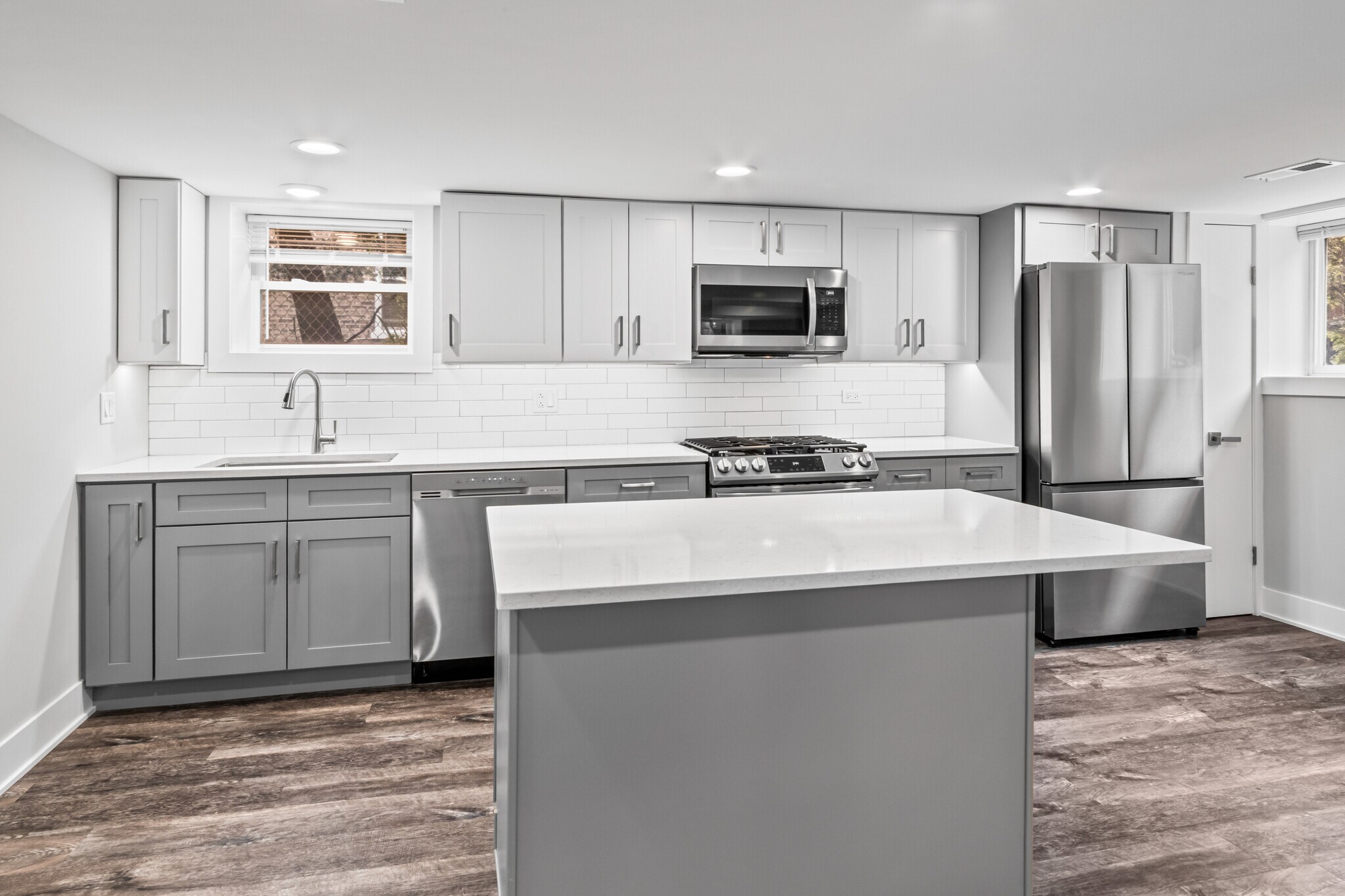 Building Photo - 2144 W Shakespeare Ave