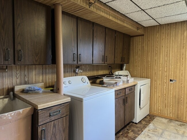 Building Photo - 1920 E Peachtree Dr