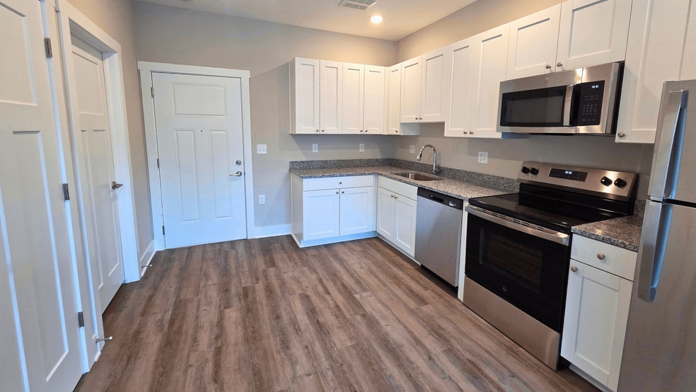 Kitchen and living area of an available apartment unit at Greenwood Commons Apartments in Delaware, OH. - Greenwood Commons Apartments
