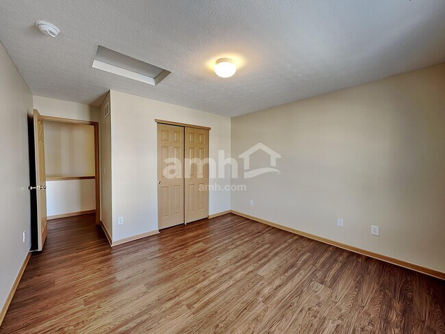 Building Photo - 69 Hutchison St