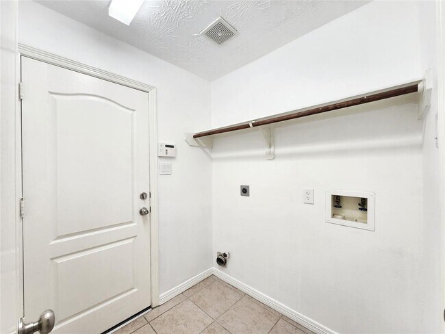 Building Photo - 18730 Dempsey Oaks Dr