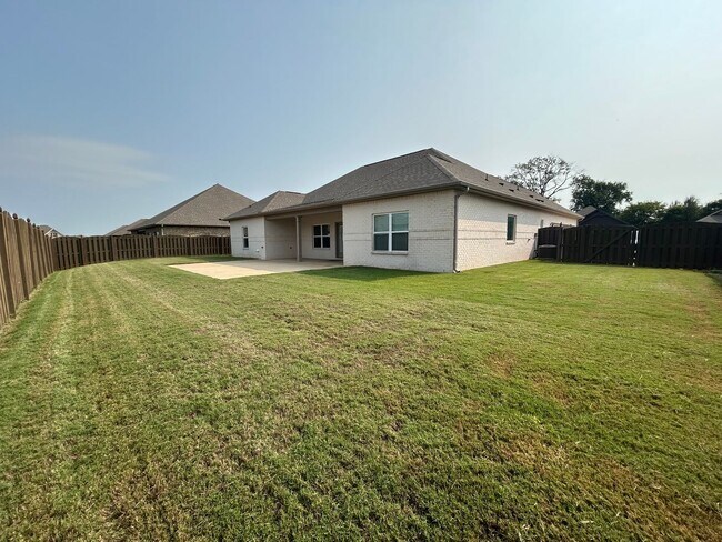 Building Photo - 136 Rosemary Ayers Dr