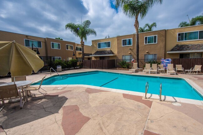 Building Photo - $500 off first month rent! 2BR/1.5BA Condo! 2 parking spaces