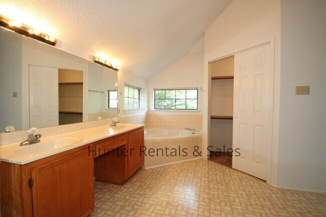 Building Photo - 300 Sioux Cir