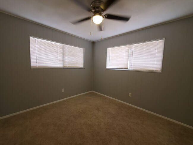 Building Photo - Charming 4 bedroom, 2 bath home AVAILABLE NOW!