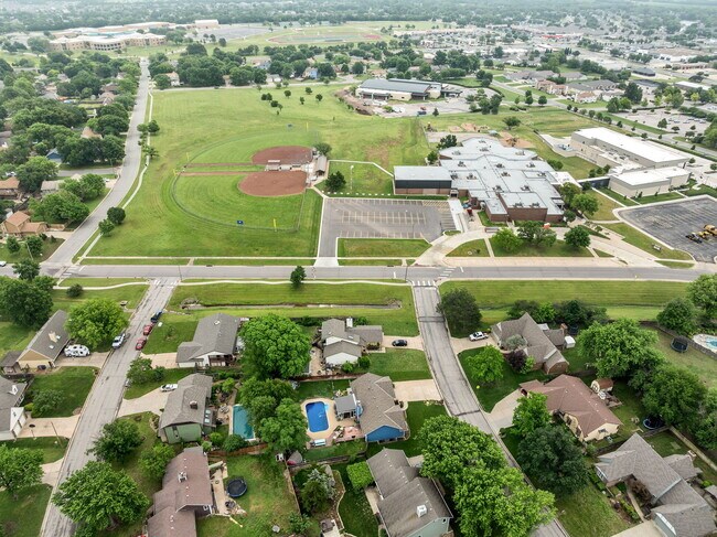 Building Photo - 1306 Brookfield Ln