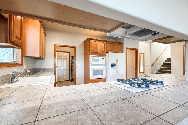 Building Photo - Beautiful 4-Bedroom Townhome in South Richland