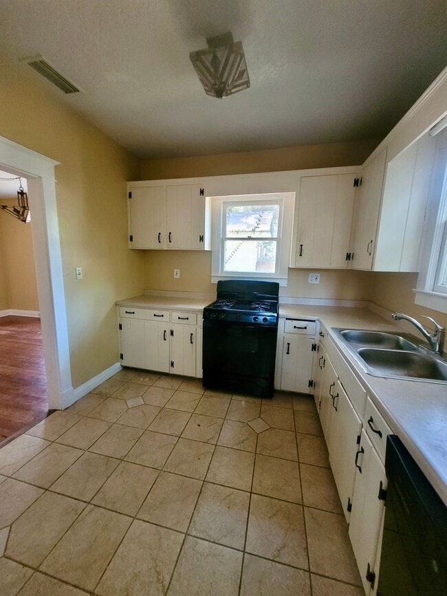 Building Photo - Charming 2 bed 1 bath in Historic District...
