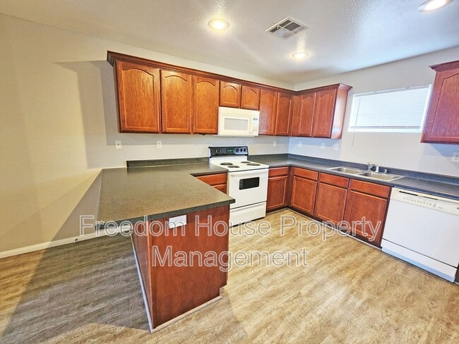 Building Photo - 200 S Mount Charleston Dr E
