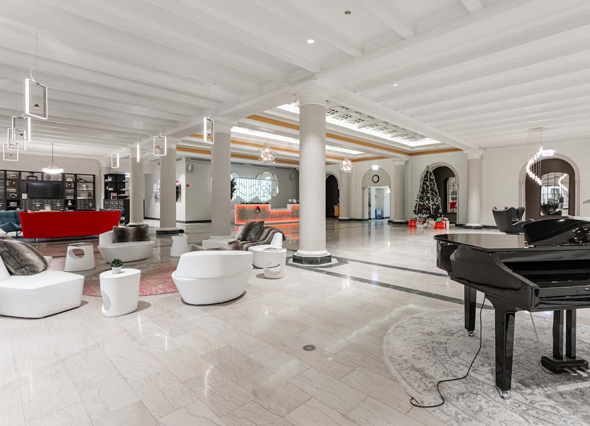 Building Photo - 5000 N Sheridan Rd