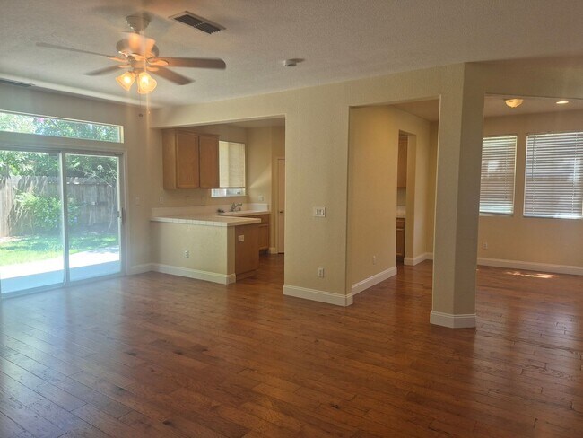Building Photo - 5343 Dunlay Dr