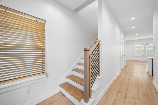 Building Photo - 5710 Elysian St