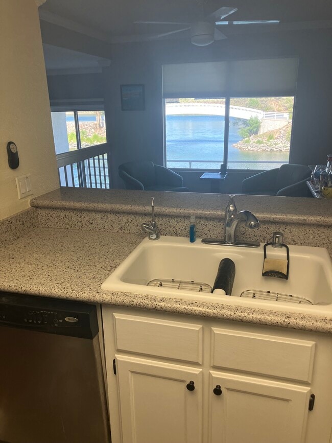 Building Photo - 1800 Club House Dr